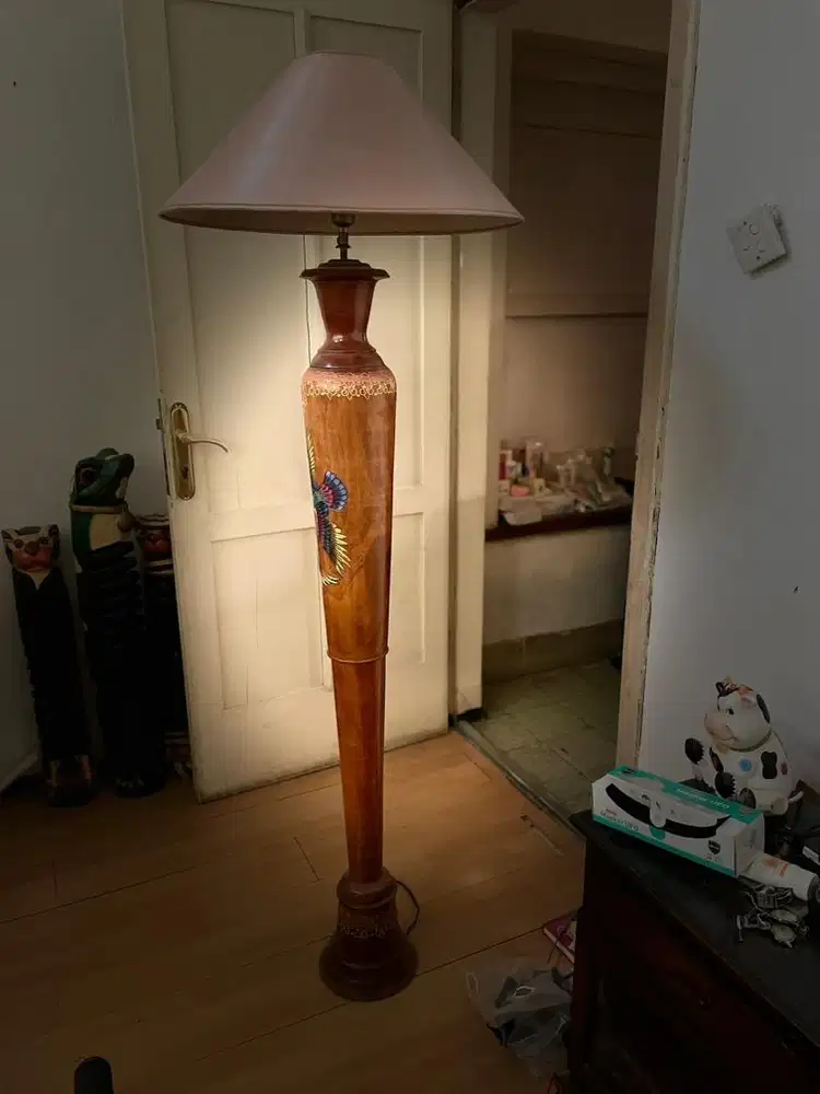 Lampu standing vintage
