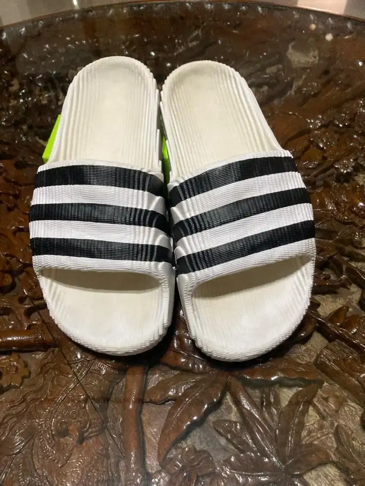 Sepatu sandal Adidas Adilette 22 slides