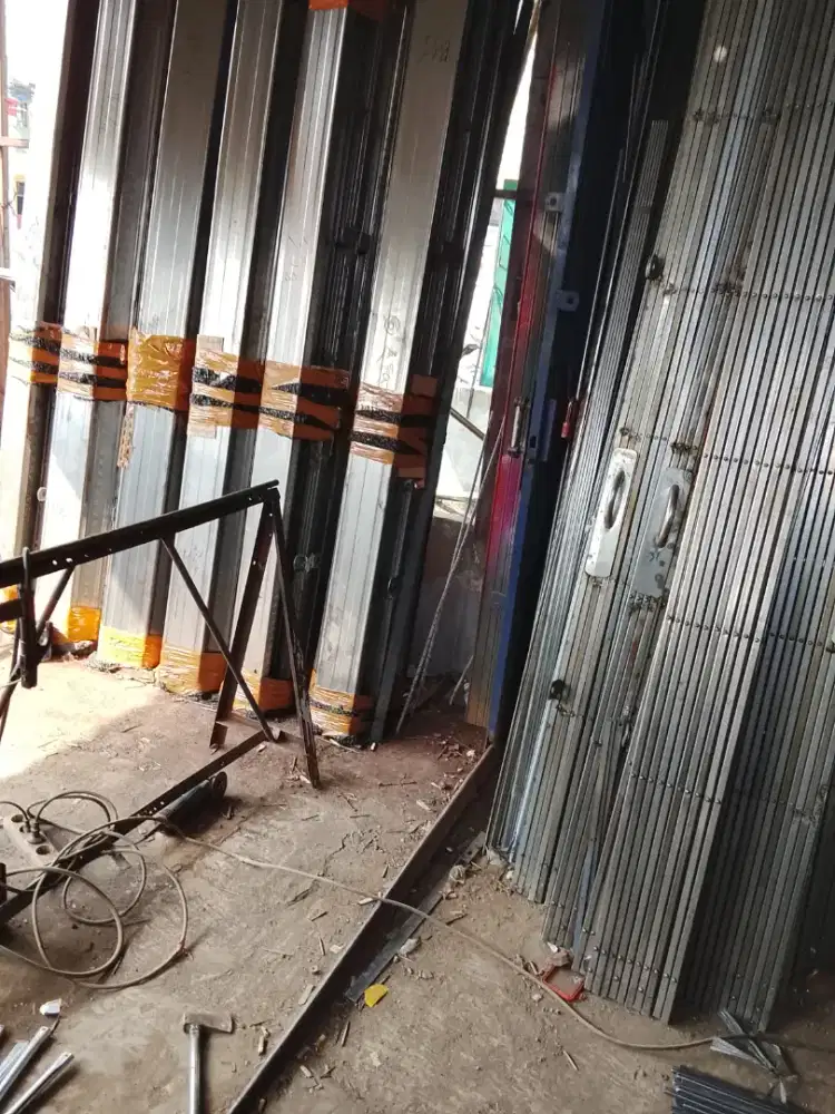 Rolling door folding gate