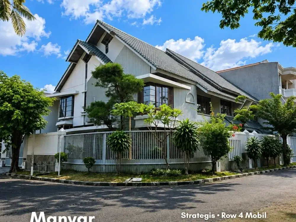 Rumah Manyar Tompotika Strategis • Row 4 Mobil