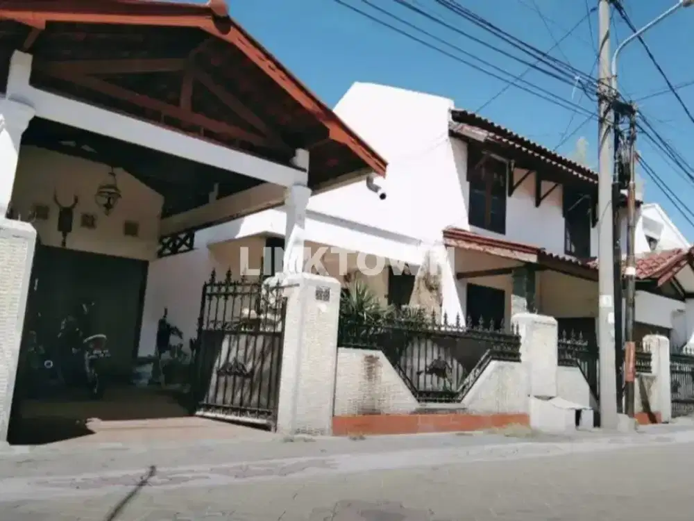 Dijual Rumah Strategis 2 Lantai di Jalan Bratang Wonokromo Surabaya