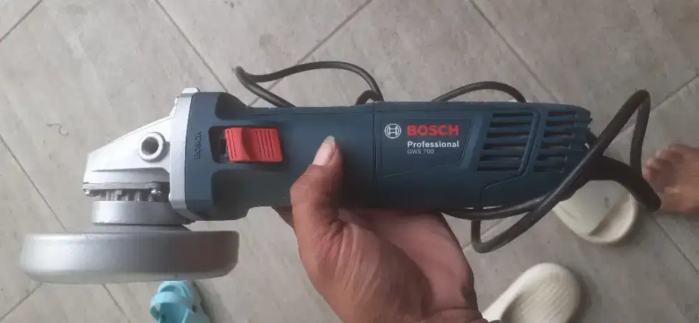 Gerinda tangan Bosch GWS 700 Professional Angle Grind