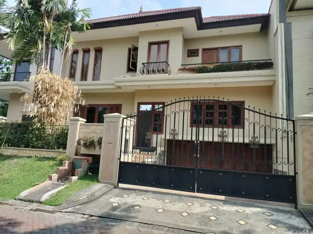 Rumah 2 Lantai Bagus Furnished di Graha Famili Siap Huni