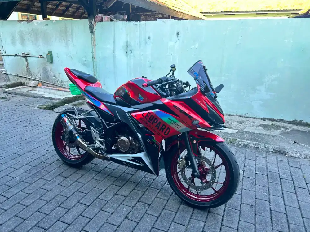 Dijual CBR 150,plat r lengkap hidup