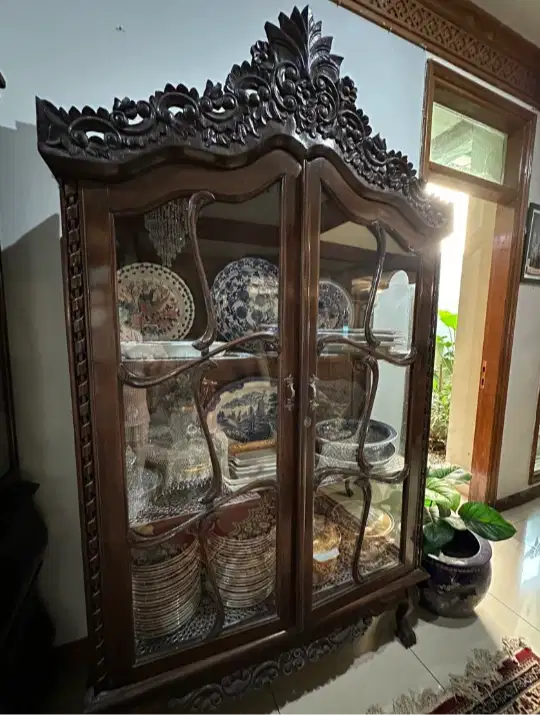 Lemari Pajangan Antik Ukiran | Kayu Jati Solid
