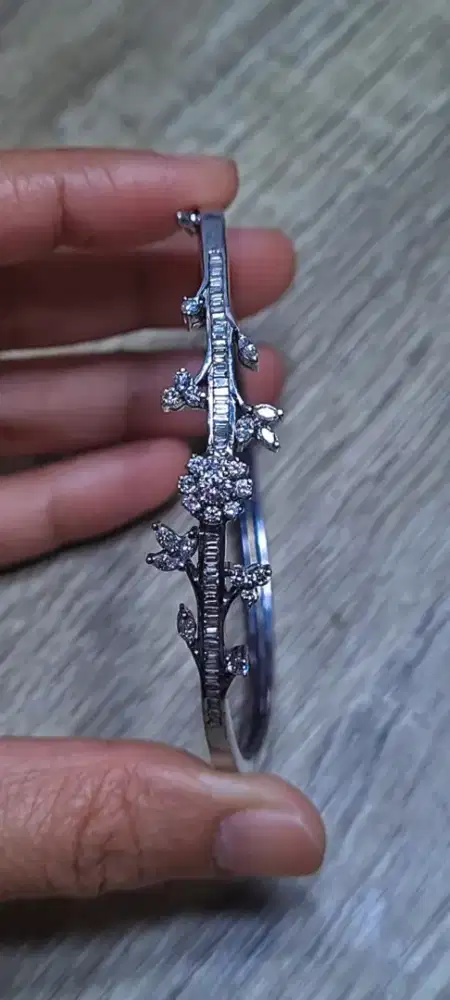 Gelang 9K BR Estimasi Total 2,50 Ct Berat 14,25 Gr Elegan