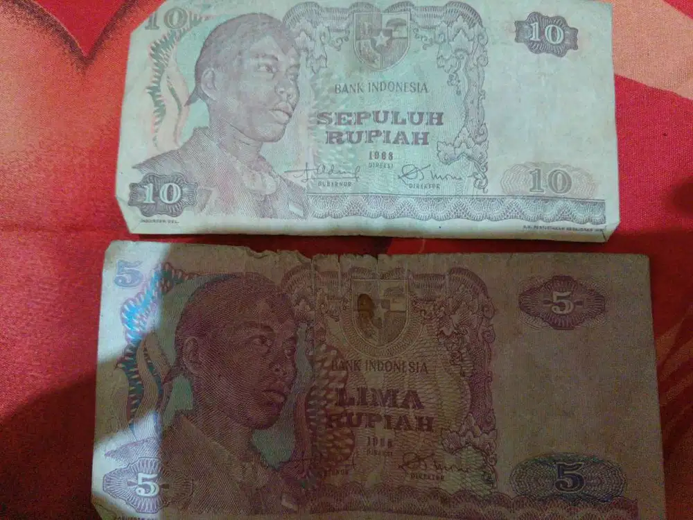 Di jual uang kertas 5 rupiah dan 10 rupiah