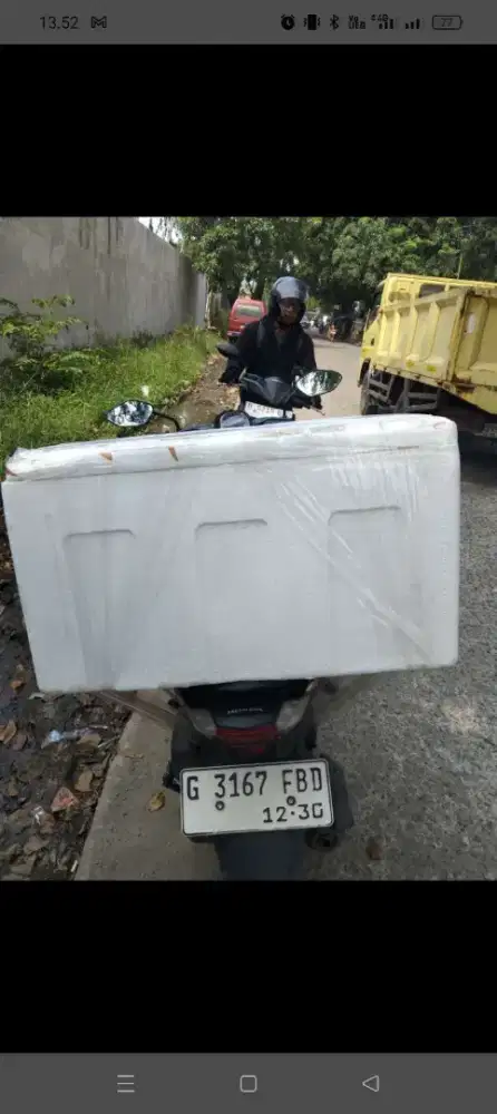 Kurir motor antar barang