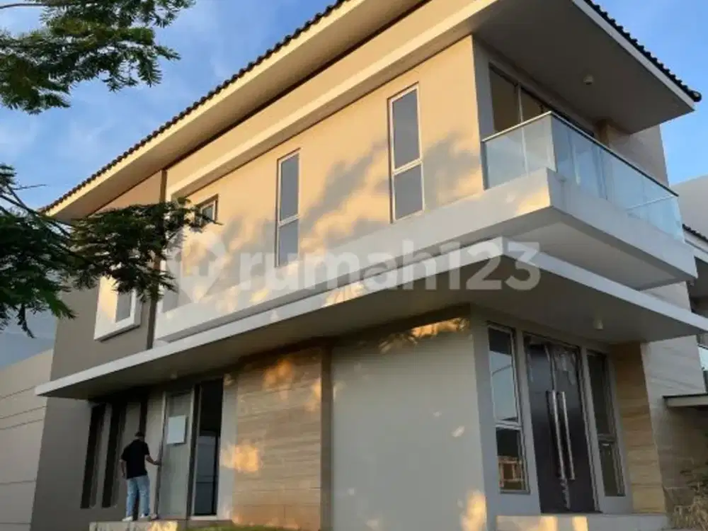 Rumah Mewah Brand New Hoek Ukuran Besar Siap Huni