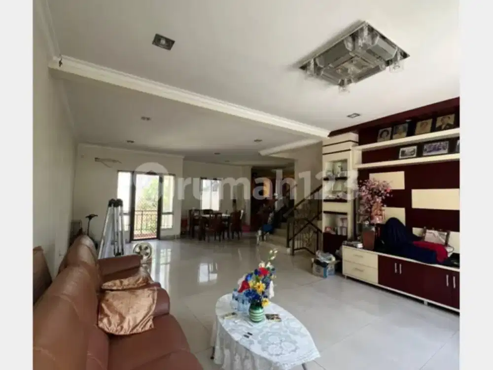 Disewa Rumah Florence Pik Uk 8X20 Semi Furnish 3 Lantai Ready