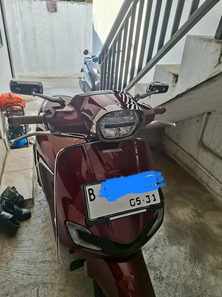 Stylo spesial burgundy 3 bulan pakai km rendah sekali