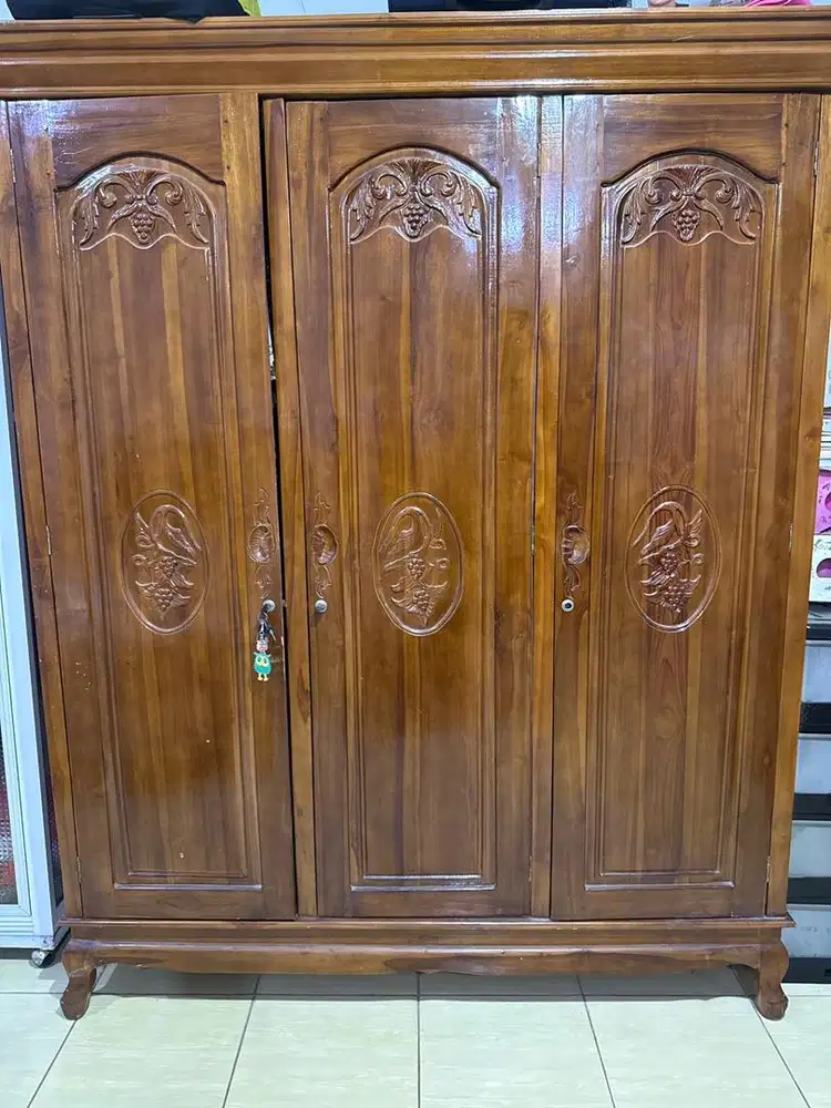 Dijual lemari jati bekas