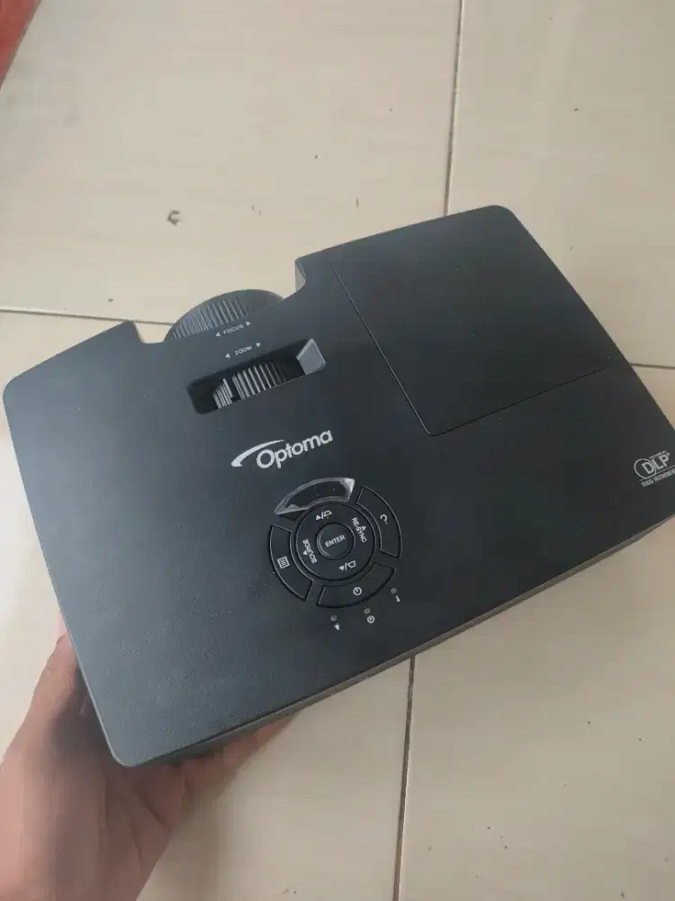Proyektor seken like new sudah hdmi