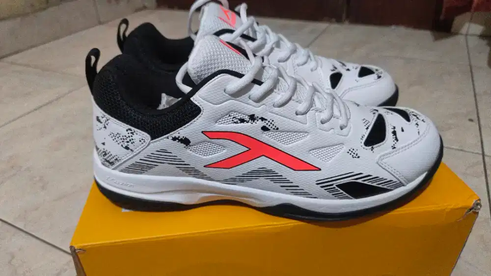 Sepatu Badminton Hundred Razor size 42
