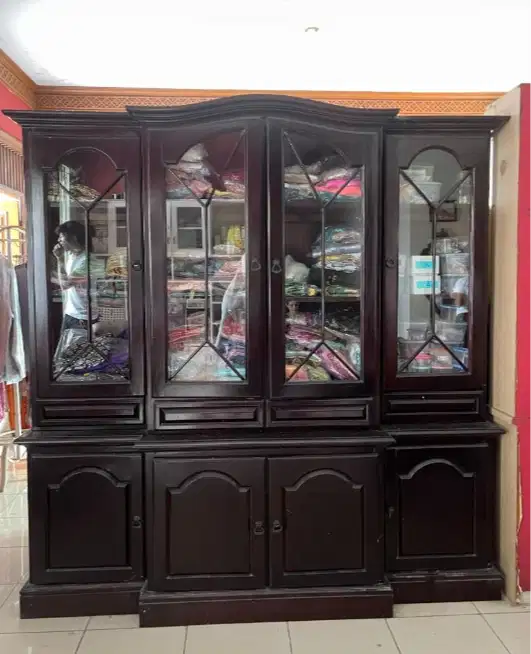 Lemari Display Kayu Klasik Dark Mahogany
