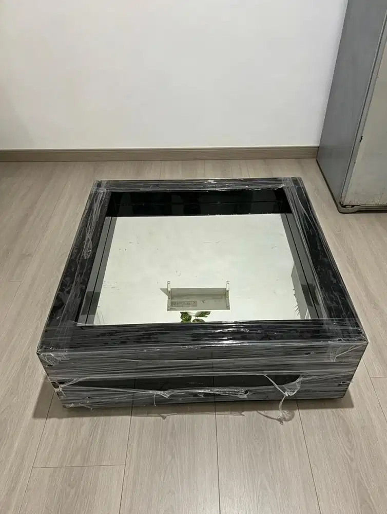 Meja Tamu Melandas Model Kaca Cermin