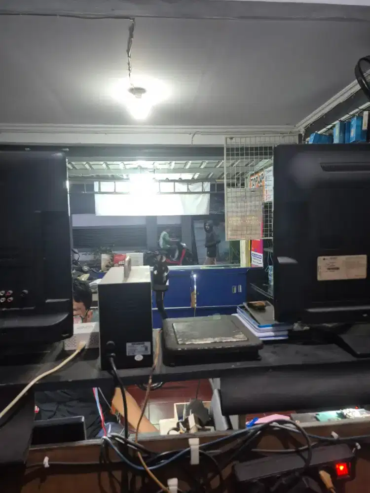Admin jaga konter dan reparasi handphone