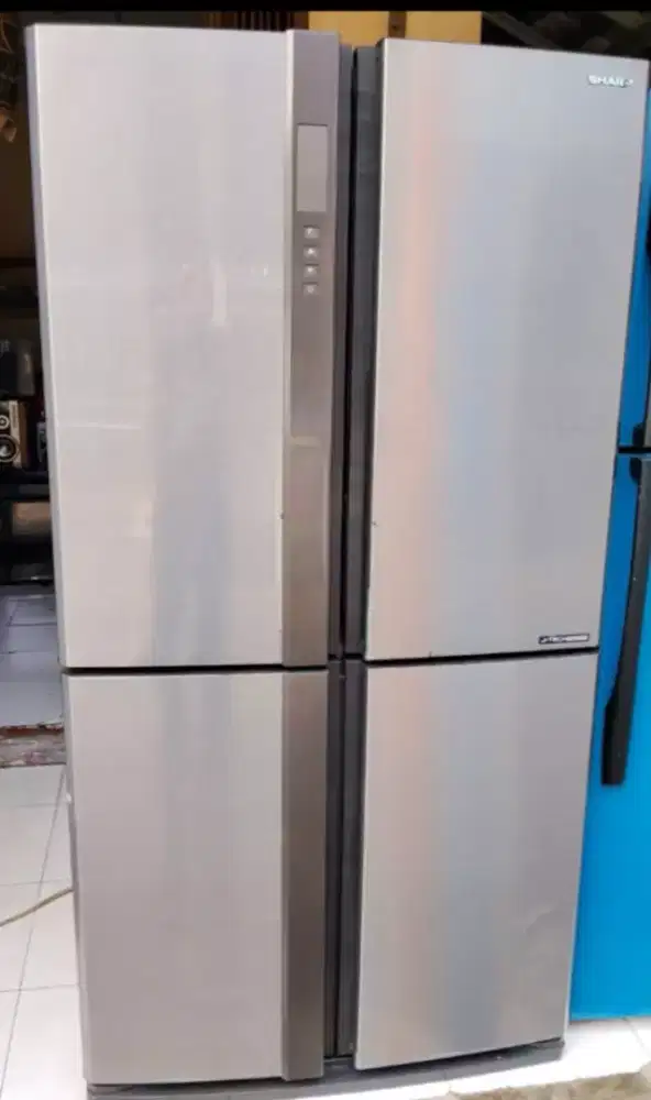 LEMARI ES SIDE BY SIDE  4 PINTU SHARP