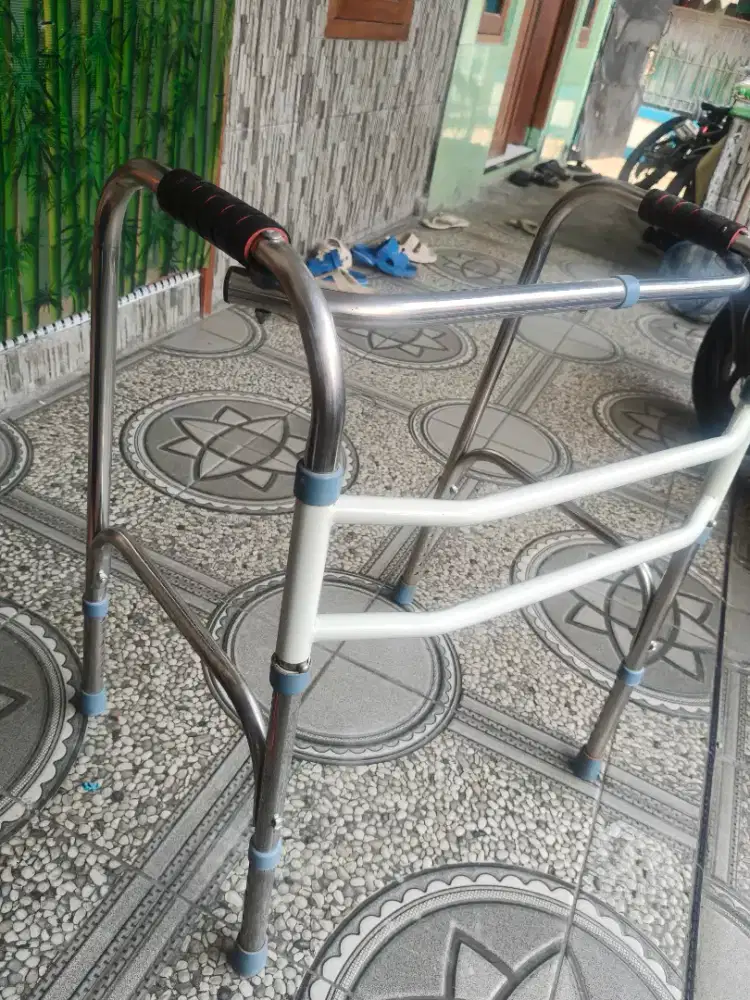 Tongkat lipat lansia