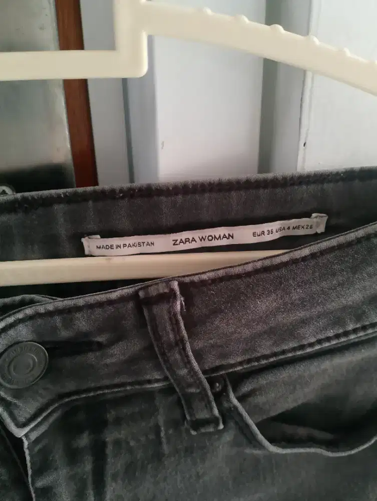 Jeans ukuran S merk the executive