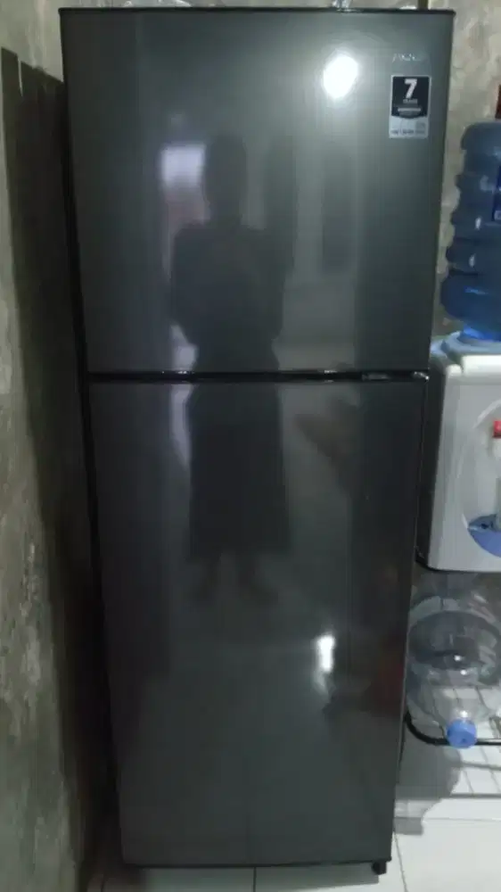 Kulkas 2 pintu merek aqua