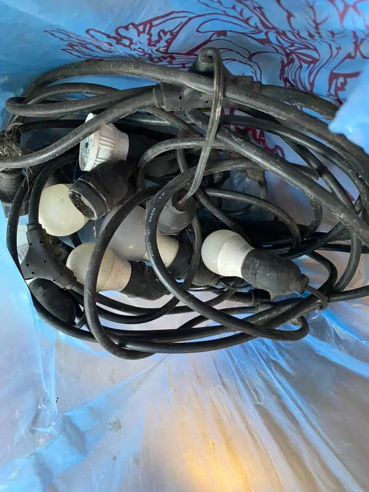 Meja Plastik Lampu dan Gelas Cantik