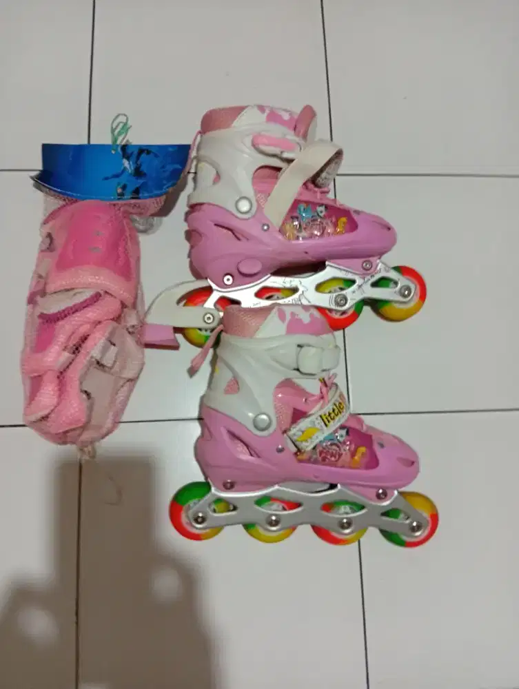 Sepatu roda anak.