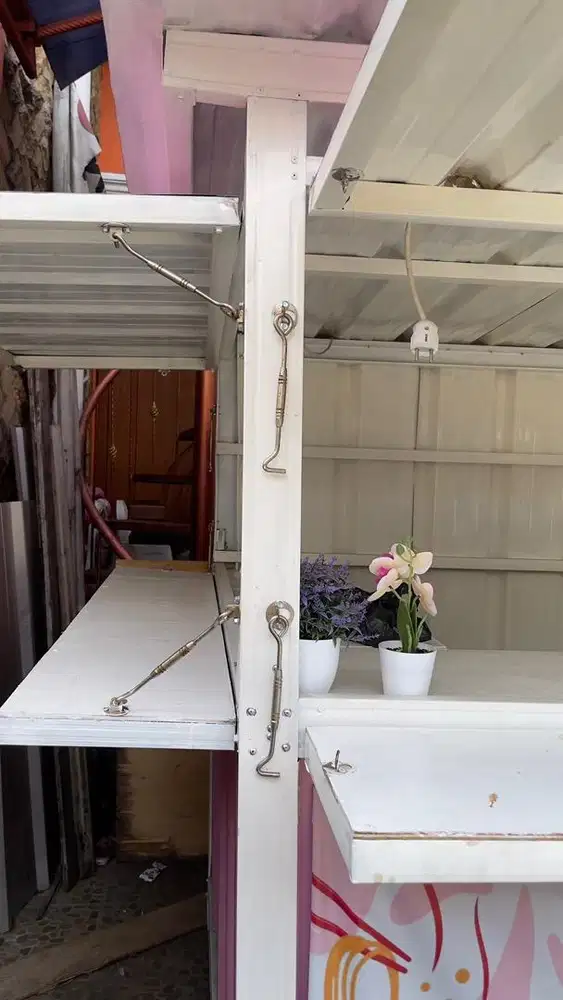 Booth container