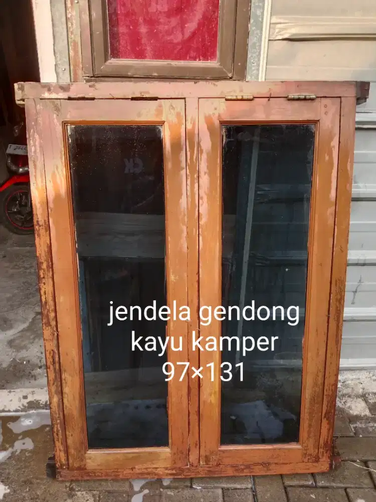 Jendela gendong kayu kamper 97×131 bekas