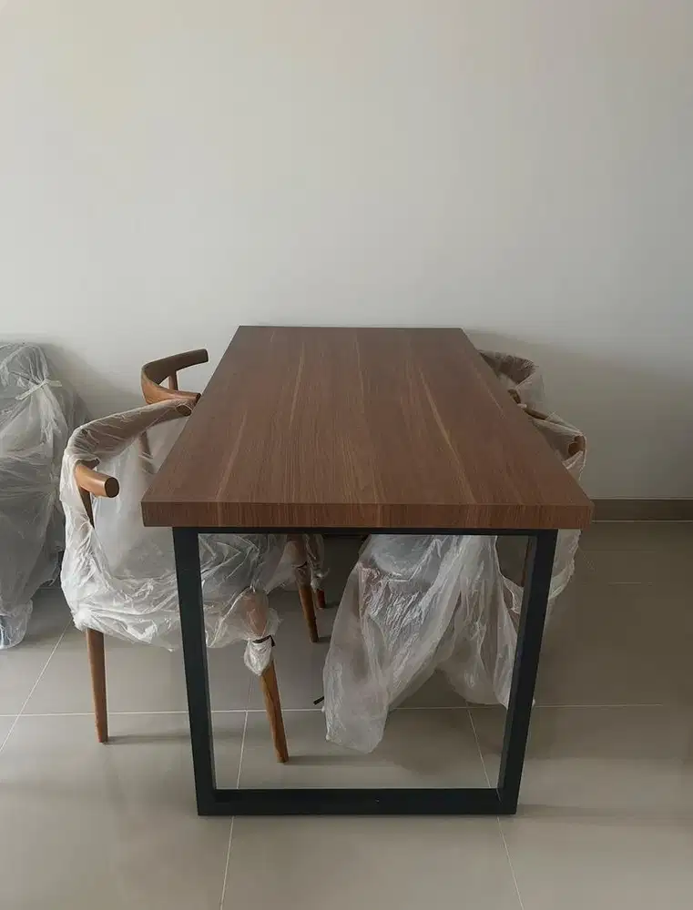 Set Meja Makan (incl. 4 kursi)