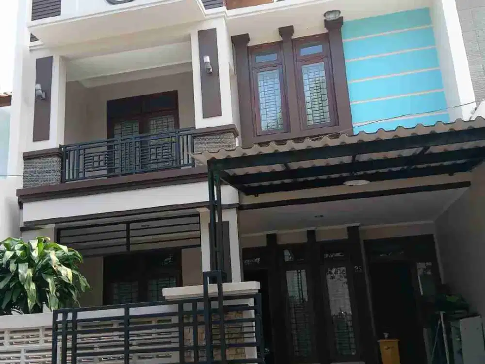 Disewakan Rumah 2 Lantai ada taman depan di Bumi Indraprasta 2