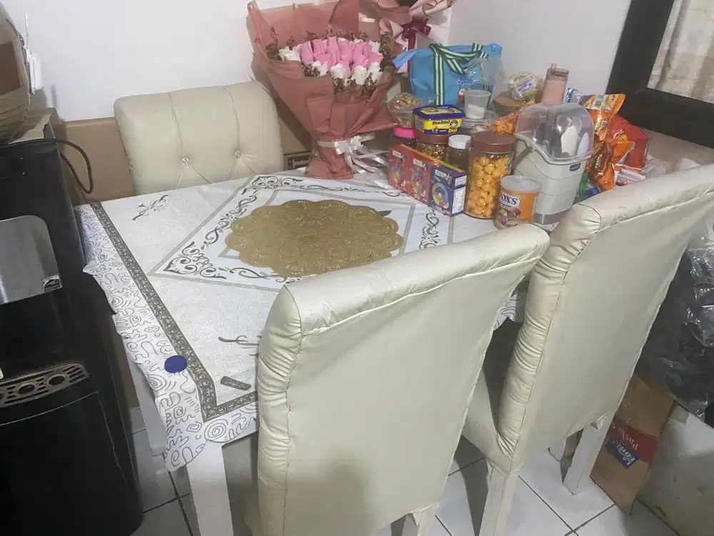 Dijual meja makan kaca plus kursi nya