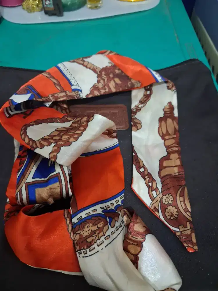Syal twilly scarl
Syal aksesoris tas
Limited edition
Barang terawat
P