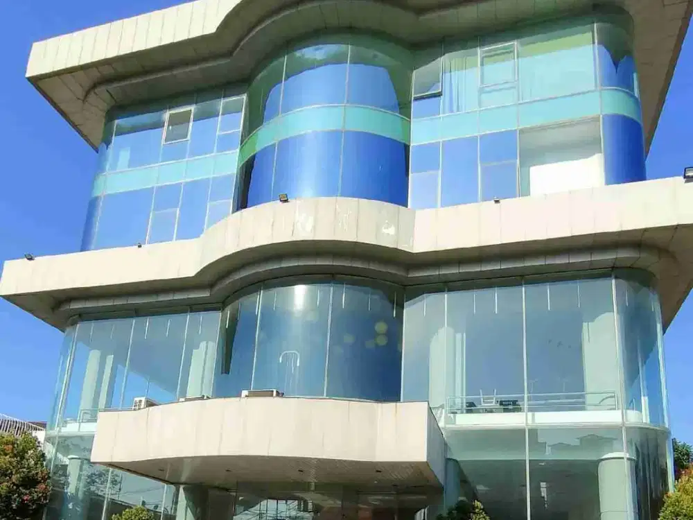 Gedung showroom ada workshop pinggir jalan raya