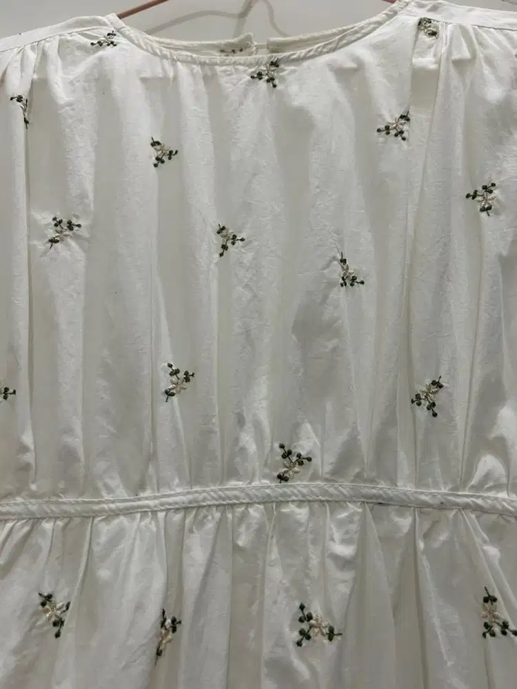 Dress putih motif bunga timbul