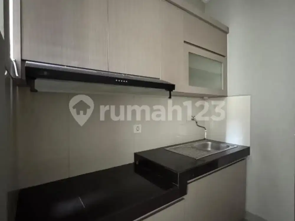 Disewakan Rumah 2Lt Pik2 Tahap 1 Uk 10X15 Hoek Semi Furnish