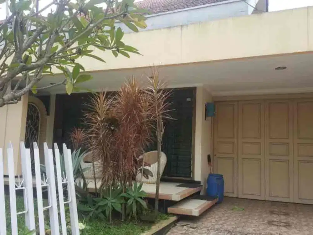 Rumah Klasik di Sayap Riau Kota Bandung, Siap Huni

Bangunan Lama 2 Lantai
Luas tanah : 284 m²
Luas bangunan : 350 m²
Lebar : 11 meter
Panjang : 26 meter

*Lantai Bawah : * 
3 kmr tdr, 2 kmr mandi, gudang, kamar ART, dapur.

*Lantai Atas :* 
2 kmr tdr, 1