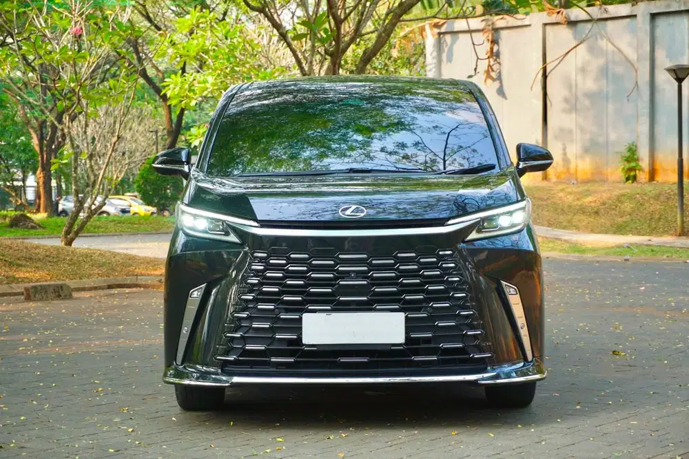 Lexus LM350h Hybrid Luxury A25A-FXS 2023 /2024
