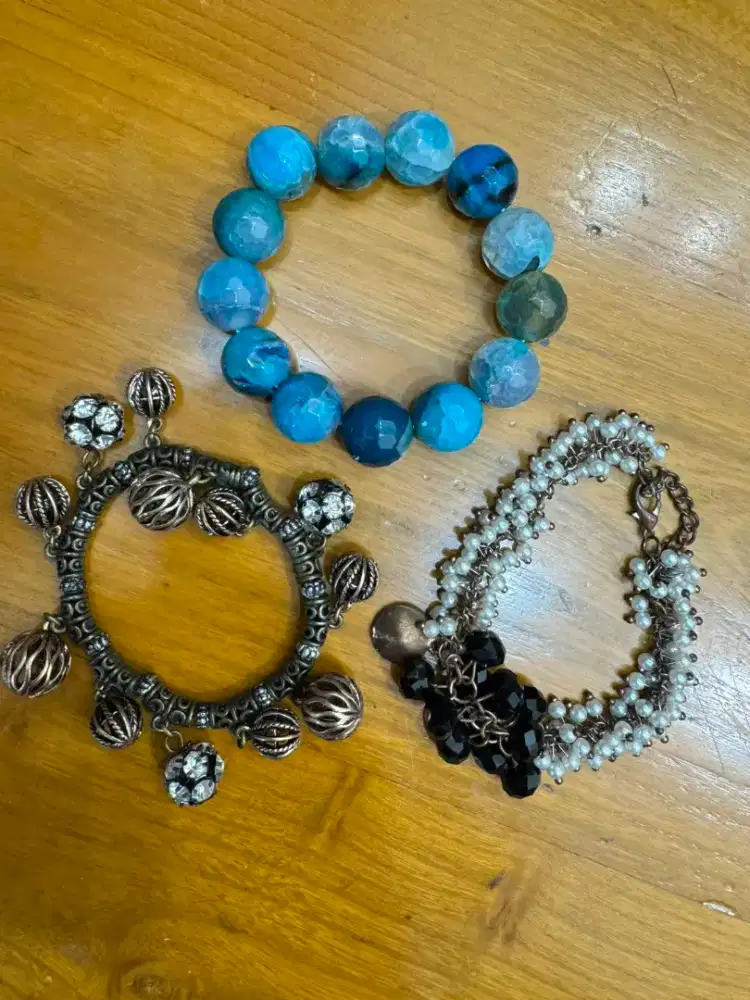 Gelang ethnik wanita