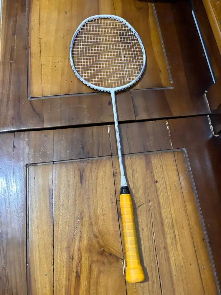 Raket badminton lining