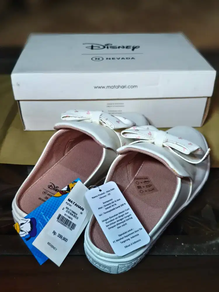 Di jual sepatu merk Nevada disney
