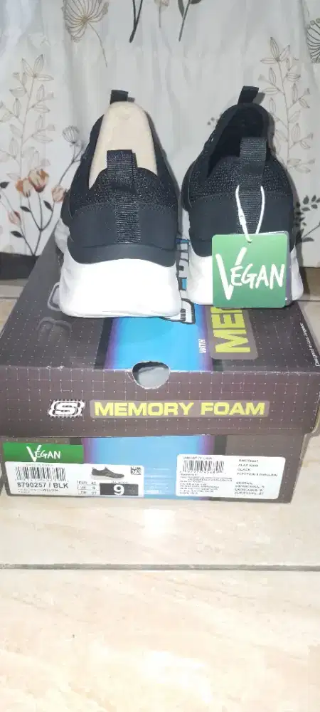 Sepatu skecher hitam