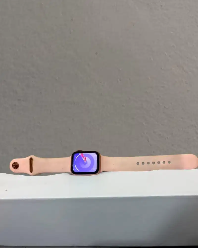 Second Like New Apple Watch Series 4 40 MM Inter