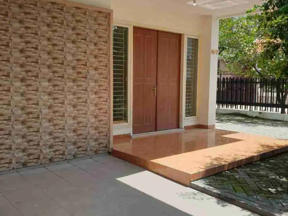 DISEWAKAN RUMAH HOOK, LUAS DAN SIAP HUNI, BARATA JAYA