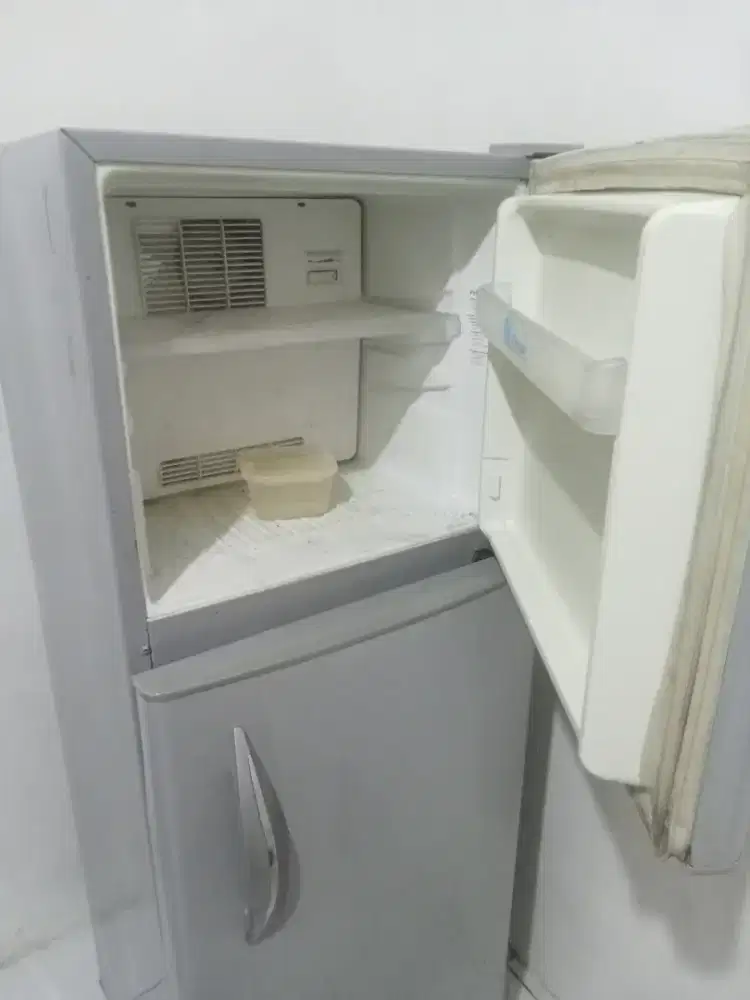 Kulkas 2 pintu Toshiba