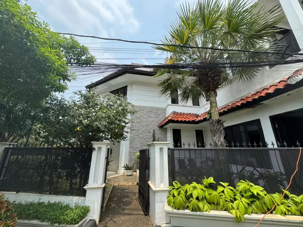 Rumah Hoek 2lt Dengan Private Pool Di Komplek Bank Niaga Pejaten Barat