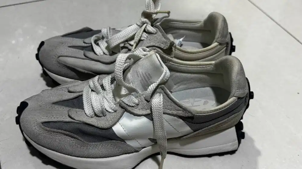 Dijual sepatu New Balance preloved warna Grey ukuran **EU 38 (