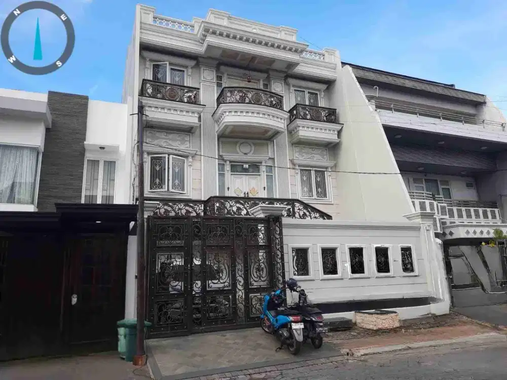 Rumah Mewah Bergaya Klasik Eropa Dalam Perumahan Taman Palem Lestari
