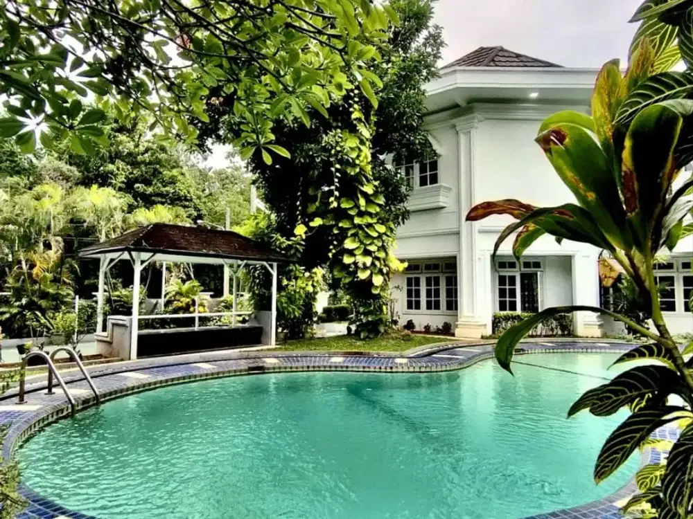 rumah mewah di cibubur jaktim, dengan kolam renang besar, gazebo, lapangan bulu tangkis