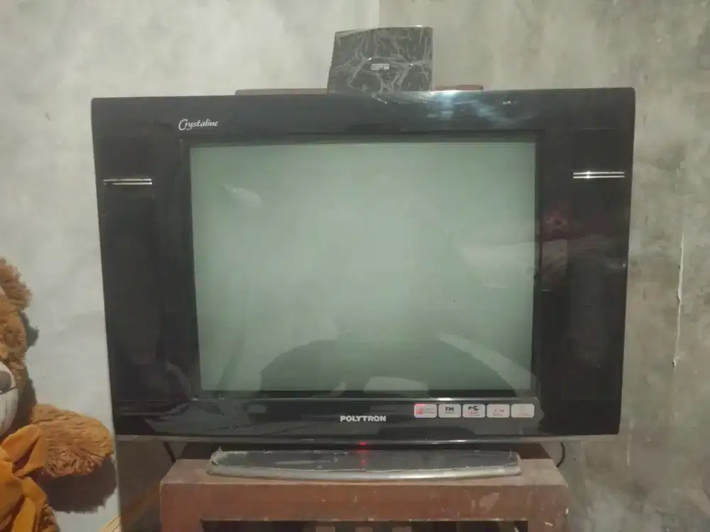 Dijual tv. Polytron Cristalin, set tobox, antena indoor